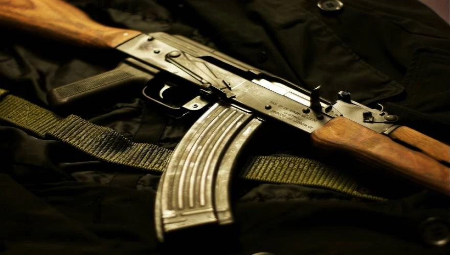 Προσοχή σκληρές εικόνες: Ο Βασίλης Στεφανάκος «γαζωμένος» μέσα στο αυτοκίνητο!